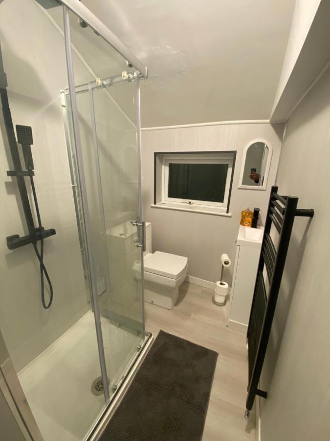 Ideal Abode Leonard Честър Екстериор снимка